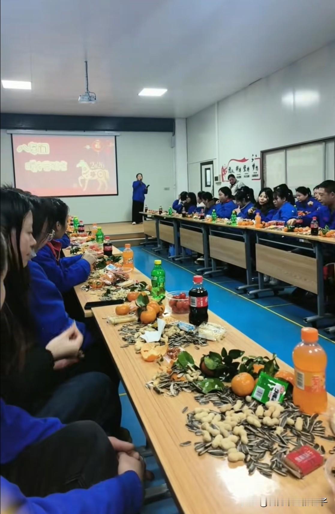 别再说大厂年会豪华了，看看比亚迪车间工人的真实年会，没有红毯舞台，就在生产线旁摆