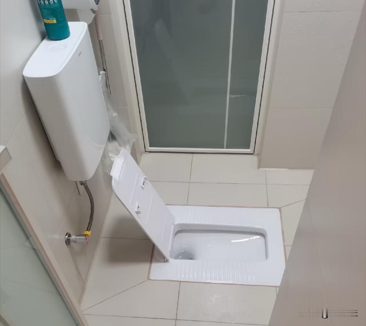 没有地漏，只能把蹲坑当作地漏，然后买了个盖子盖上