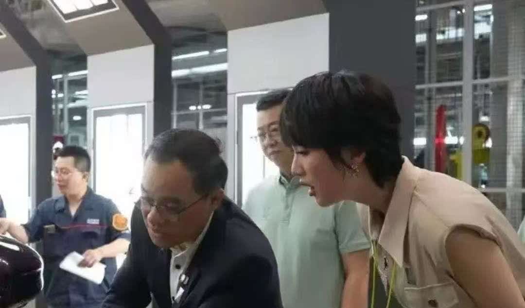 姚安娜参访长安汽车我发现了3个有趣又可爱的小细节：1.公主穿着一
