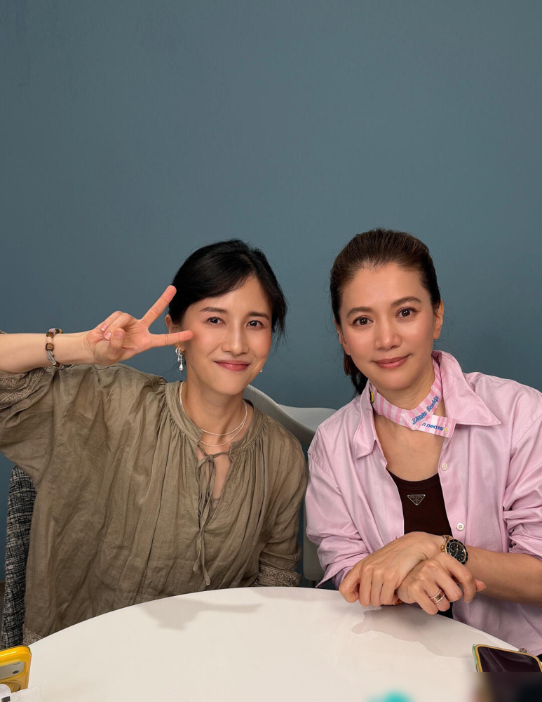袁咏仪上papi酱节目，那身看着素得不能再素的穿搭，被扒出来小50万。包、表、连指甲油都是爱马仕。但