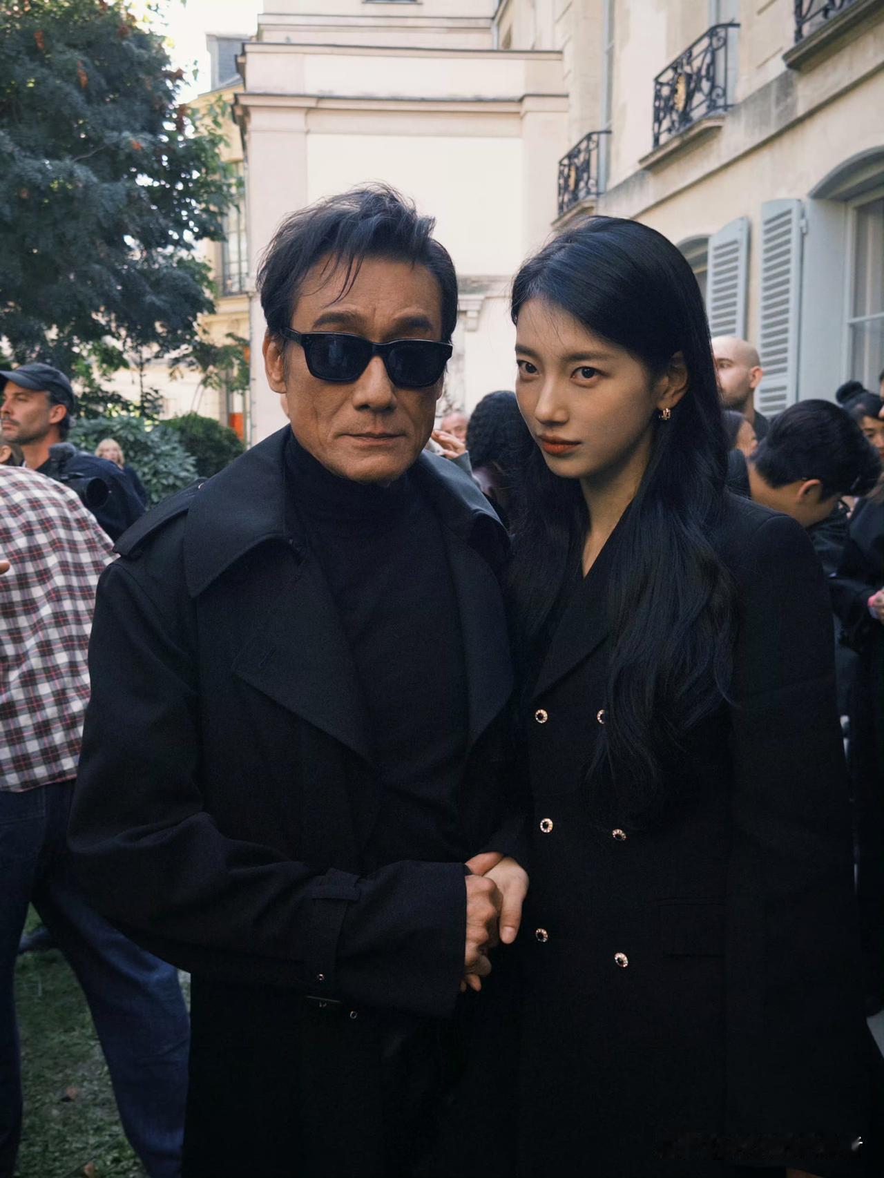 梁家辉真的好老啊，他怎么不医美拉皮啊！裴秀智晒与梁家辉合照，忽略梁家辉的皱纹，