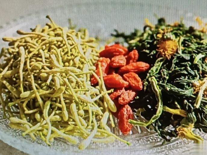 金银花的两个黄金搭配，消肿散结、化瘀通络真的超管用！其一，金银花配菊花。菊花本