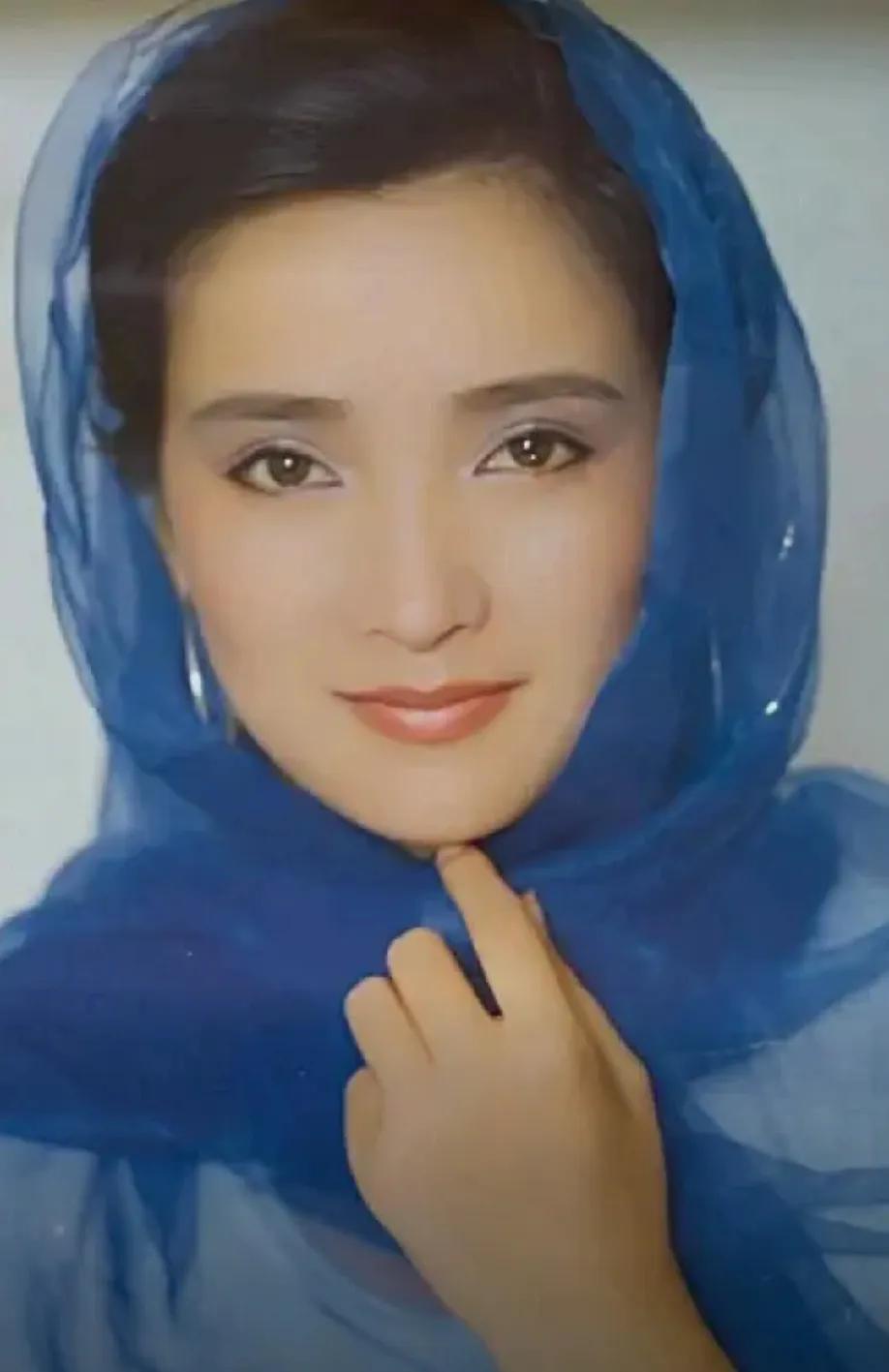 何晴真的很美。若非要从美玉上找瑕疵，那就是她的眉眼，楚楚动人，惹人爱怜，可又觉