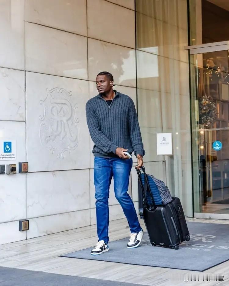 火箭中锋卡佩拉真是太想得分了！在今天进行的火箭和勇士的比赛中，目前双方半场战罢，