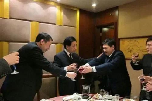 当内卷卷到聚会聚餐,最讨厌的人出现了——忙完一次重大活动,加班加的身心俱疲,