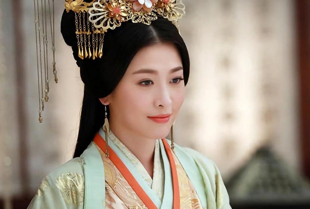 16岁的汉武帝登基不久，得知了一个让人震惊的消息：他的母亲太后王娡，在进宫之前