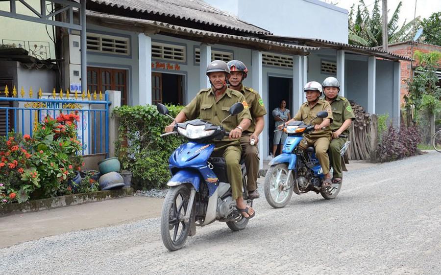 巡逻中的越南基层安全部队，相当于辅警，18-70岁都可以干
