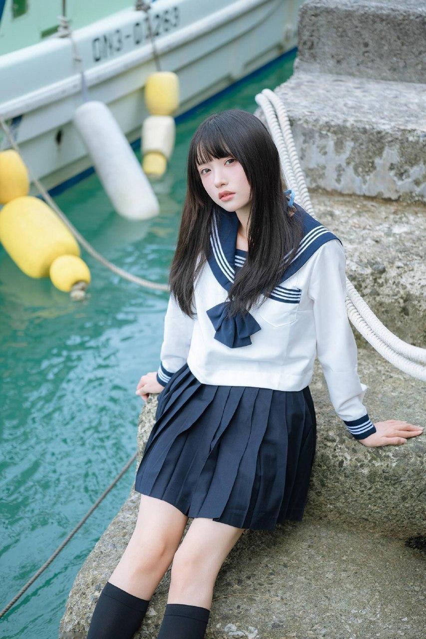 海边的少女，校服风，清新自然，阳光明媚，少女心满满！校服分享美少女倩影清纯校