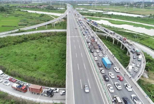 发现了吗？现在的高速服务区很多人下车就是去加个油，上个厕所，洗把脸，接杯开水，很