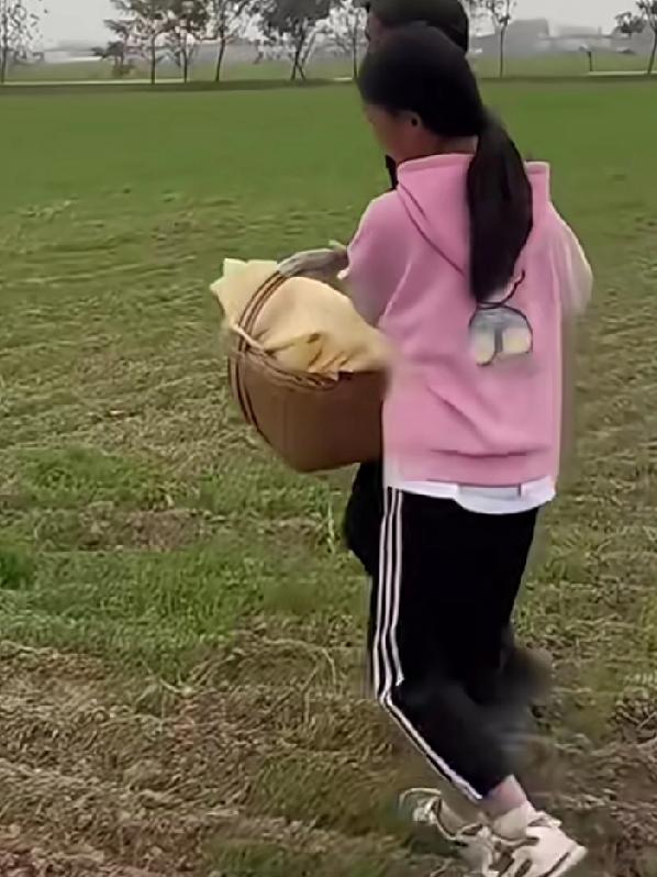 奶奶骑着三轮车带着姐弟俩给儿子去上坟，一边骑一边抹眼泪，在儿子离世的第九天患有精