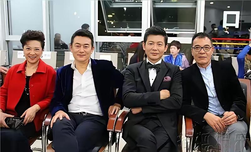 这张4人合照，我只认出了盘发精致、笑容可掬、珠围翠绕的王馥荔，戴着眼镜、侧身坐着
