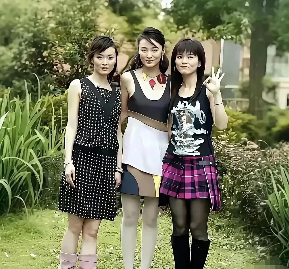 发现没有？年轻时李湘衣品就烂穿衣杂乱无章。如今女儿王诗龄受她的影响，穿衣也
