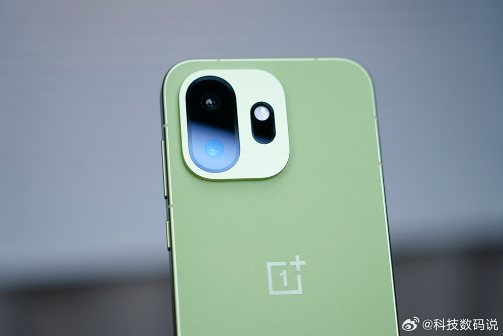 一加15T「松弛抹茶」很有抹茶蛋糕的感觉，加上6.32英寸的小尺寸，单手握持很