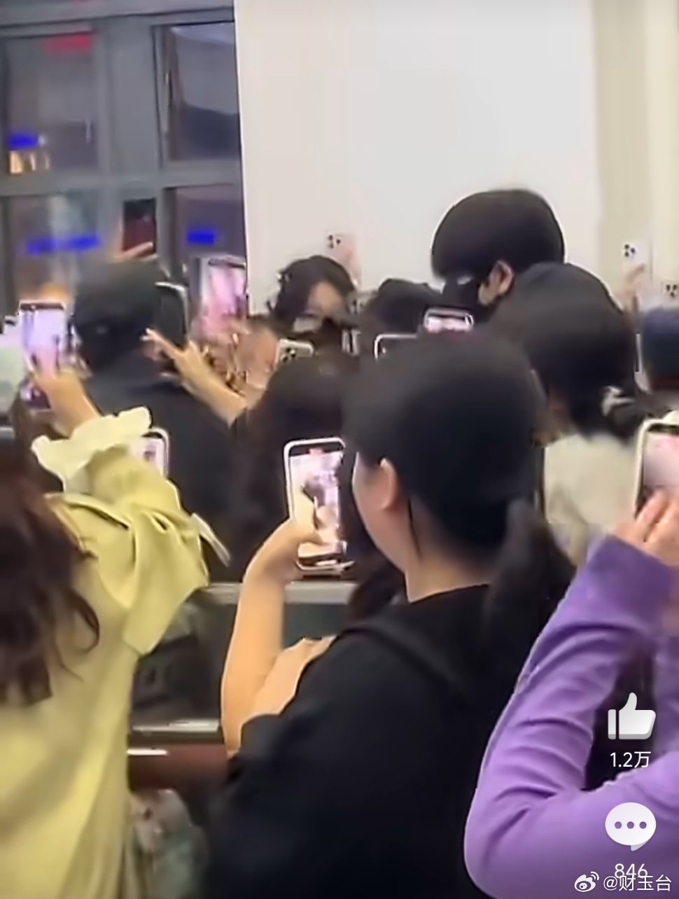 感觉张凌赫有些崩溃了舆论争议、私生围堵、连轴工作、口碑反转，一层层压力堆在一起，