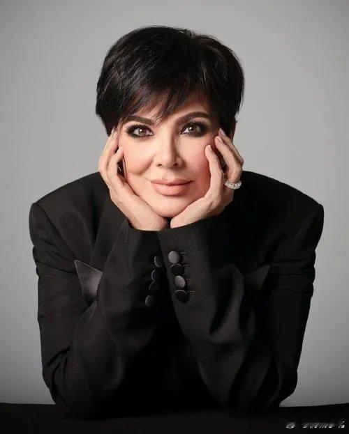 刘嘉玲现身北京参加活动！撞脸卡戴珊家族太后，有钱富婆都是相似的吧。刘嘉玲现身北京