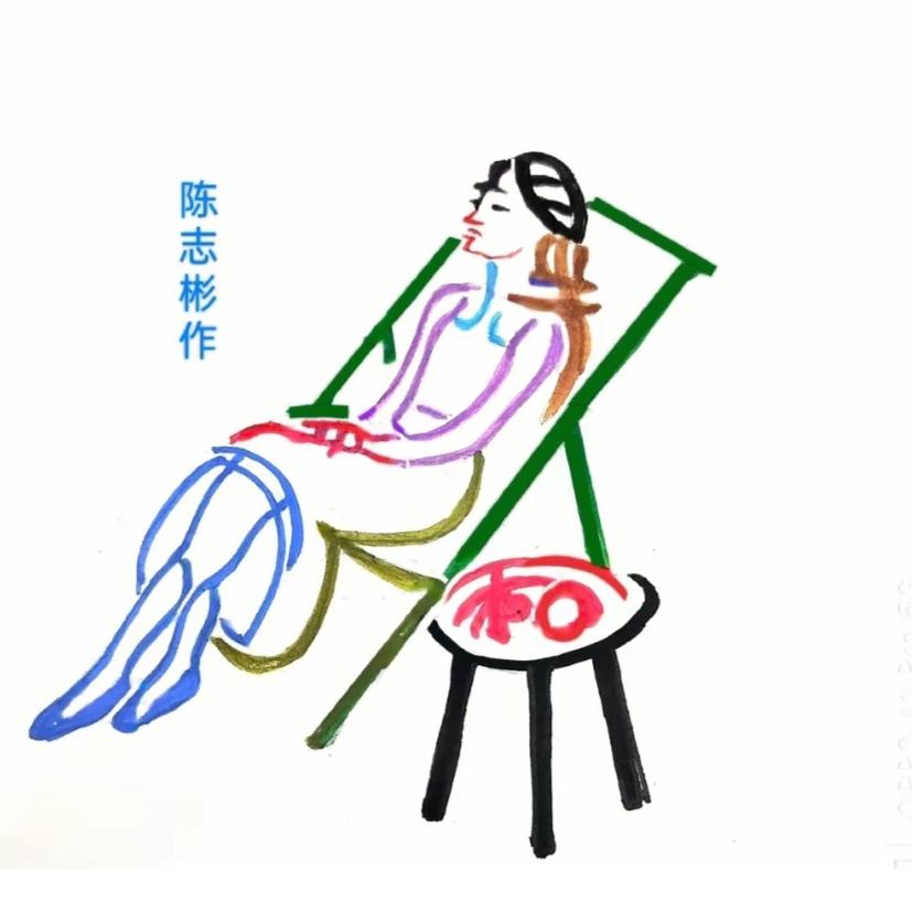 美女坐在摇椅上。小凳子上摆东西。画面隐藏几个字。你能看出来啥字。并把它连起来一句