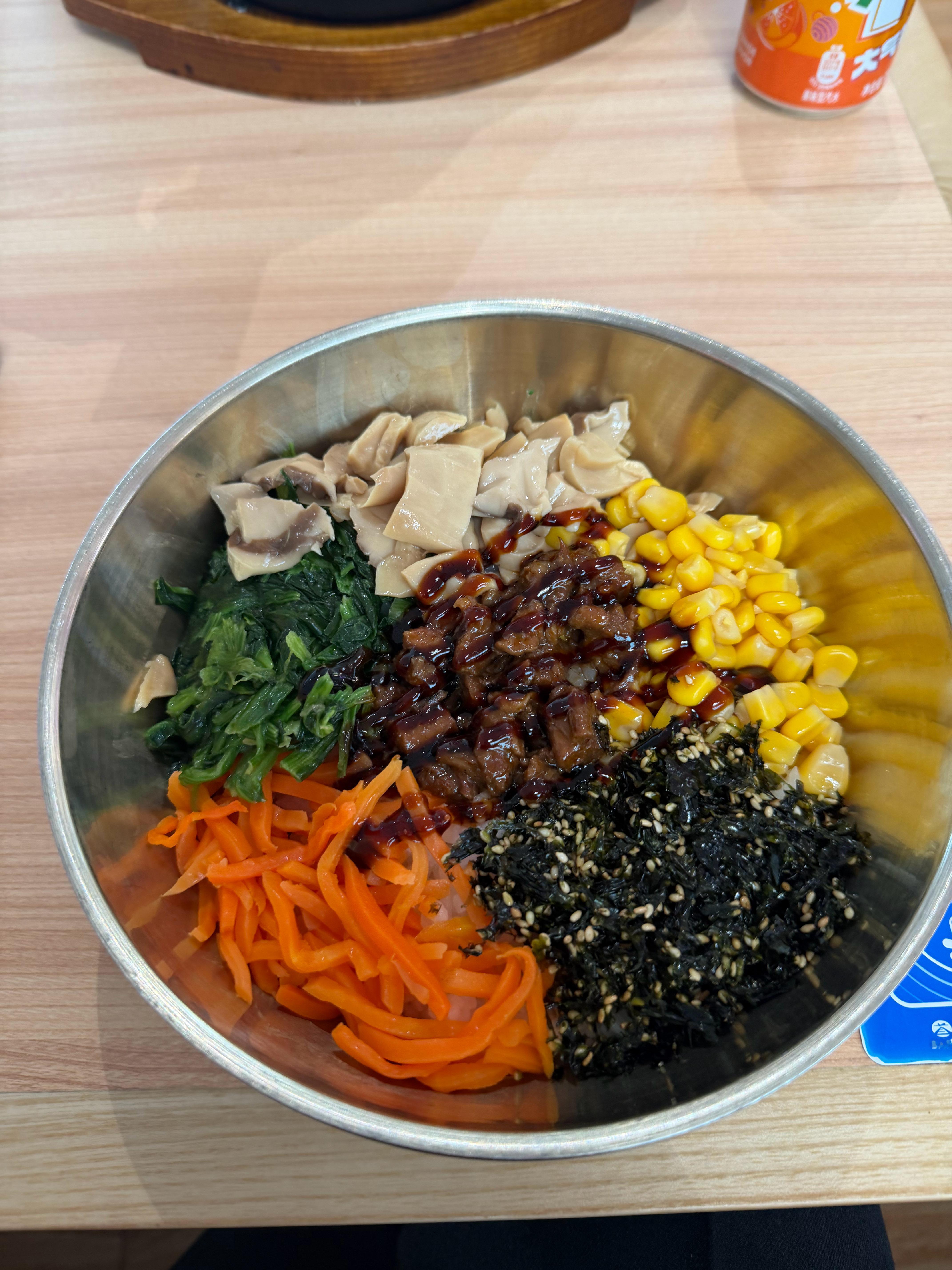 中午机场吃石锅拌饭这个拌饭酱，钠含量太高了，直接扔掉简单吃点，控制热量