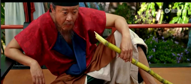 长安的荔枝，冯嘉怡演的这个岭南刺史，这妆造真的是太好玩了。躲过了短袖，开裆裤