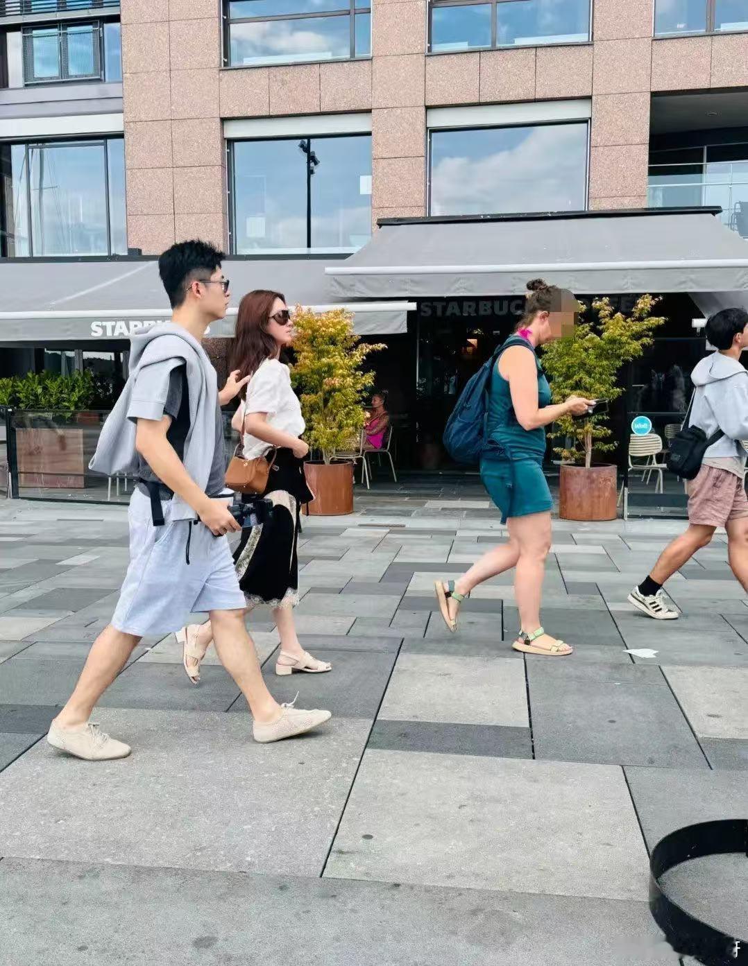 曝杨采钰疑似怀二胎曝杨采钰怀二胎最新挪威路透太惊喜！路人街头偶遇杨采钰和富豪老