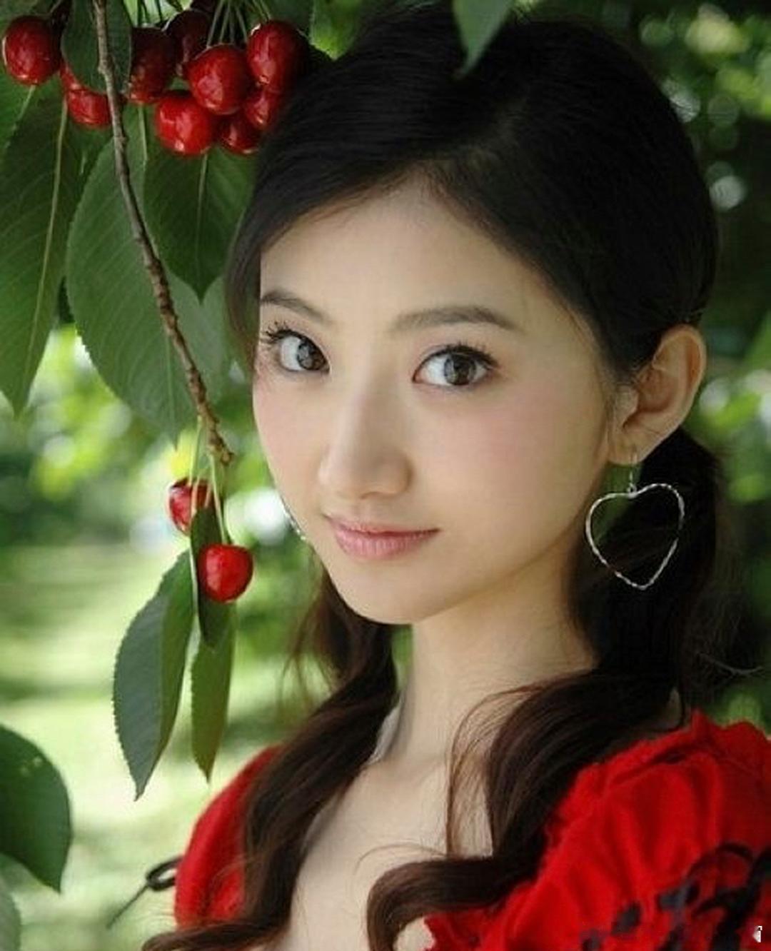 考古早期的景甜，真的是典型的大众白月光，甜美又漂亮。这样的颜值暴击，谁能顶得住呀