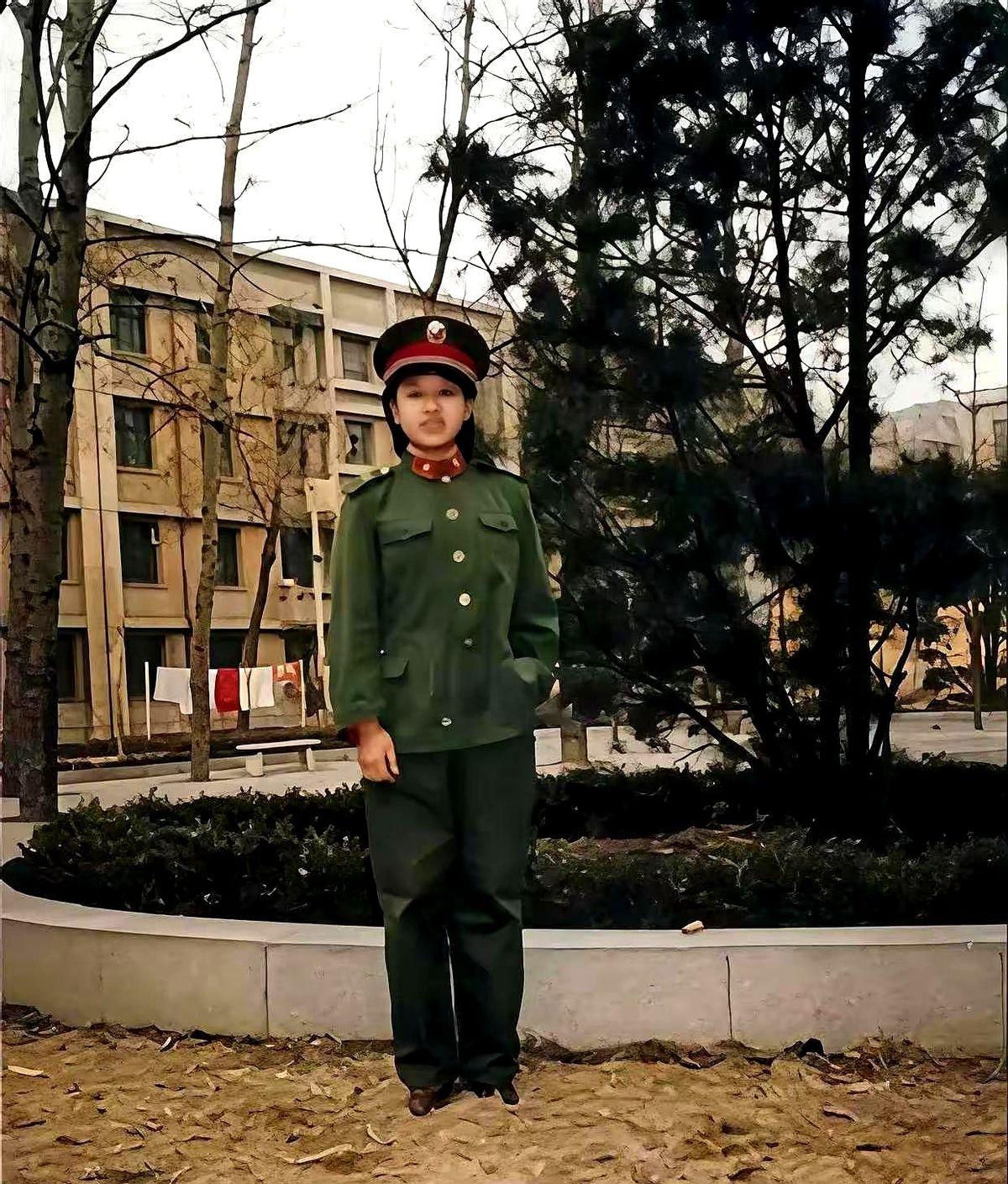 谁敢信？韩红自曝年轻时是“校花”！一开始网友还当玩笑，直到她18岁军装照甩出