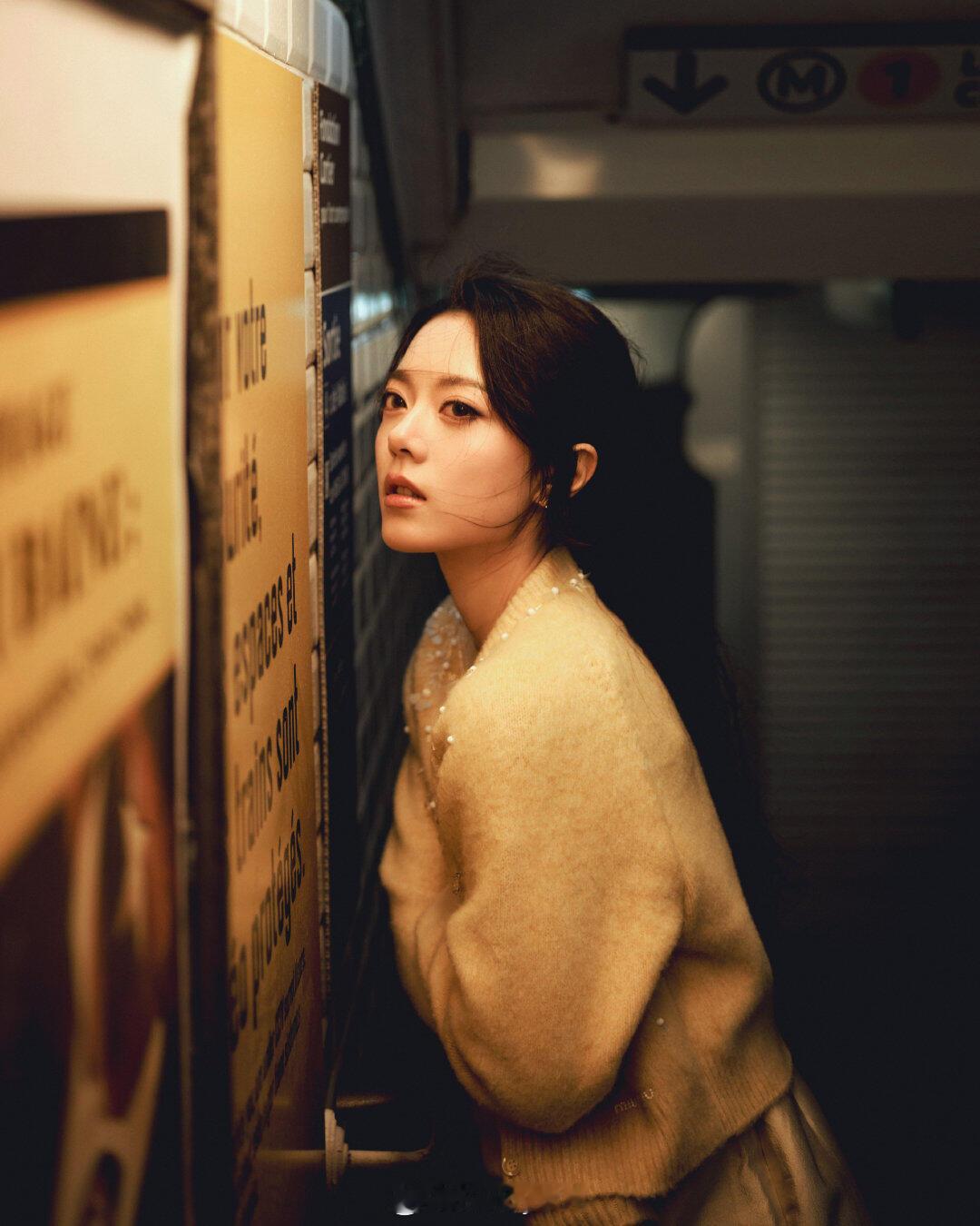 赵今麦巴黎时装周看秀造型释出MiuMiu品牌大使亮相MiuMiu2027春夏大秀。漫步巴黎街头与地铁