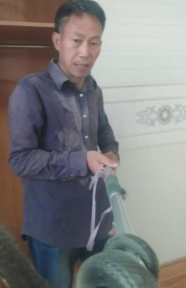 大爷找到了,我有预感,这位抓蛇的大爷要火爆全网了,被毒蛇咬后,嫌血清太贵,他说要