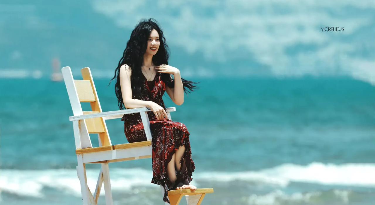 救命！张婧仪把海边拍成“生命力写真”了！24秒视频直接美到窒息！张婧仪在海边奔