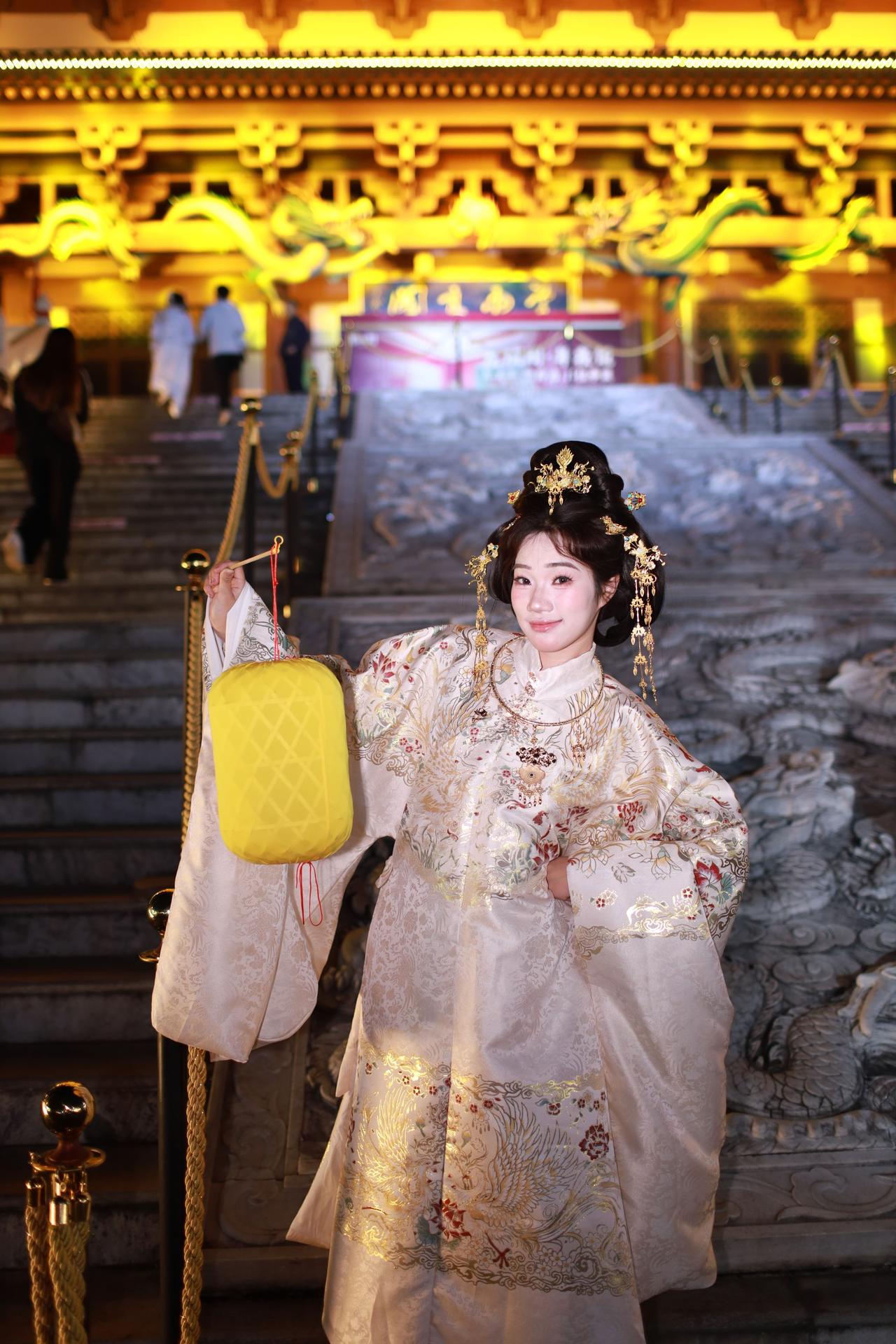 偶遇窑埠古镇，再冷也挡不住小姐姐拍照的热情。原创古风计划唐风人像摄影人像写