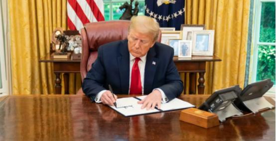 美国政府关门进入第三周，到处都是叫苦连天。面对一片惨象，美国总统老特签署命令，让