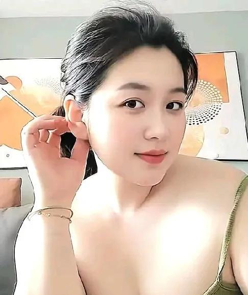 同事老婆搞直播，经常刷到她在直播间穿着性感小背心，有次我进去说了一句话，她从此不