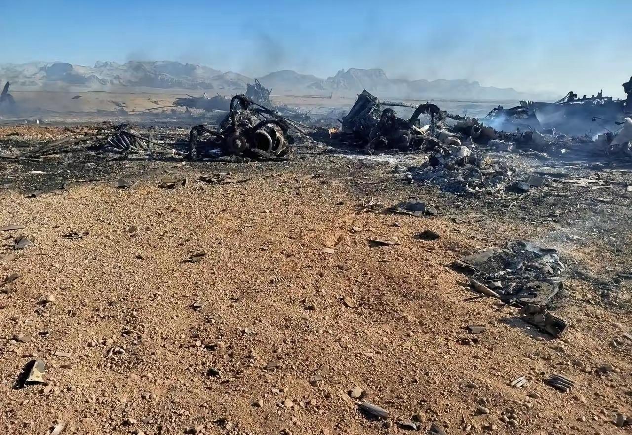 现场照片来了美军两架C-130被炸毁的现场画面已经曝光。飞机被烧得干干净净