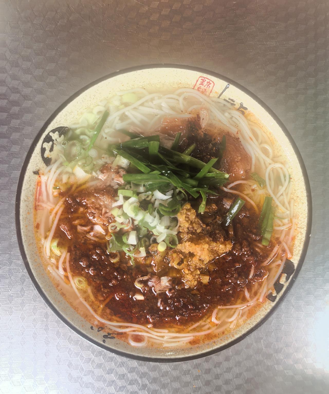 早餐花7元在《来两碗》米线馆吃了一碗猪脚米线，性价比超高。按市场行情，7元只能买