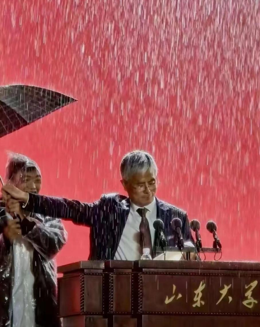 一场雨，两个人，一片喝彩，万千尊重这个院士不一般！网友：好校长也是别人家的？