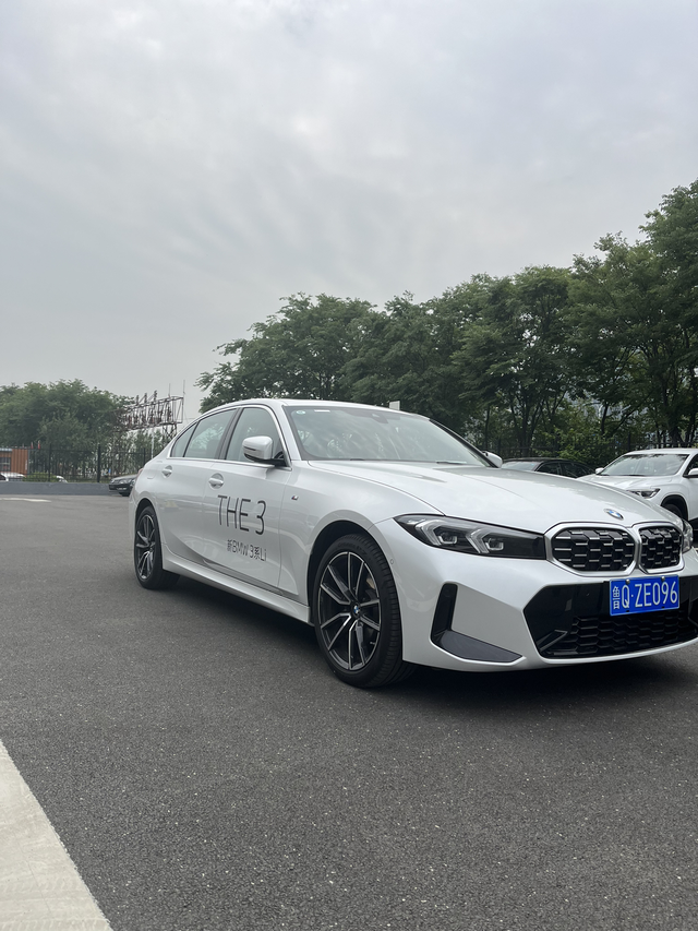 各位老师帮忙指点一下决赛圈了，到底是A4140豪华星夜还是宝马325lim