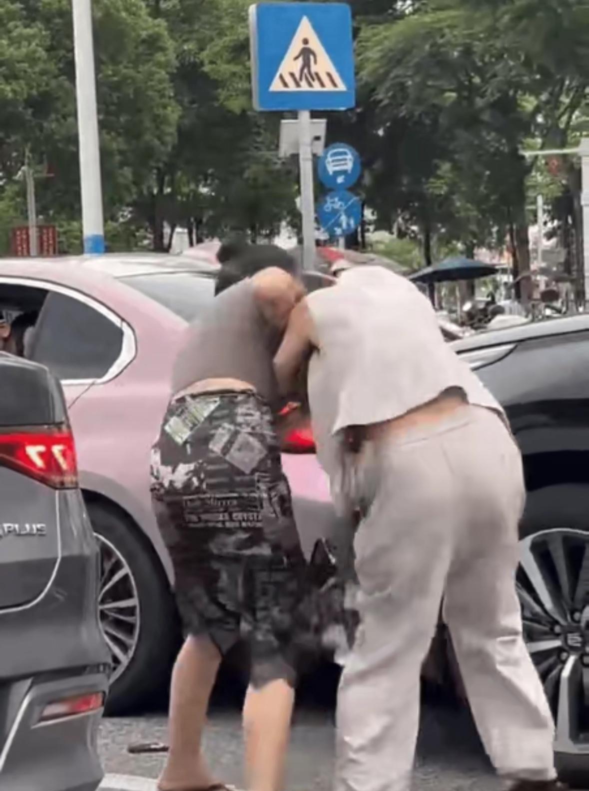 没事不要两手插兜，容易挨揍！广东街头，一辆黑色皇冠与一辆粉色宝马发生追尾，这本
