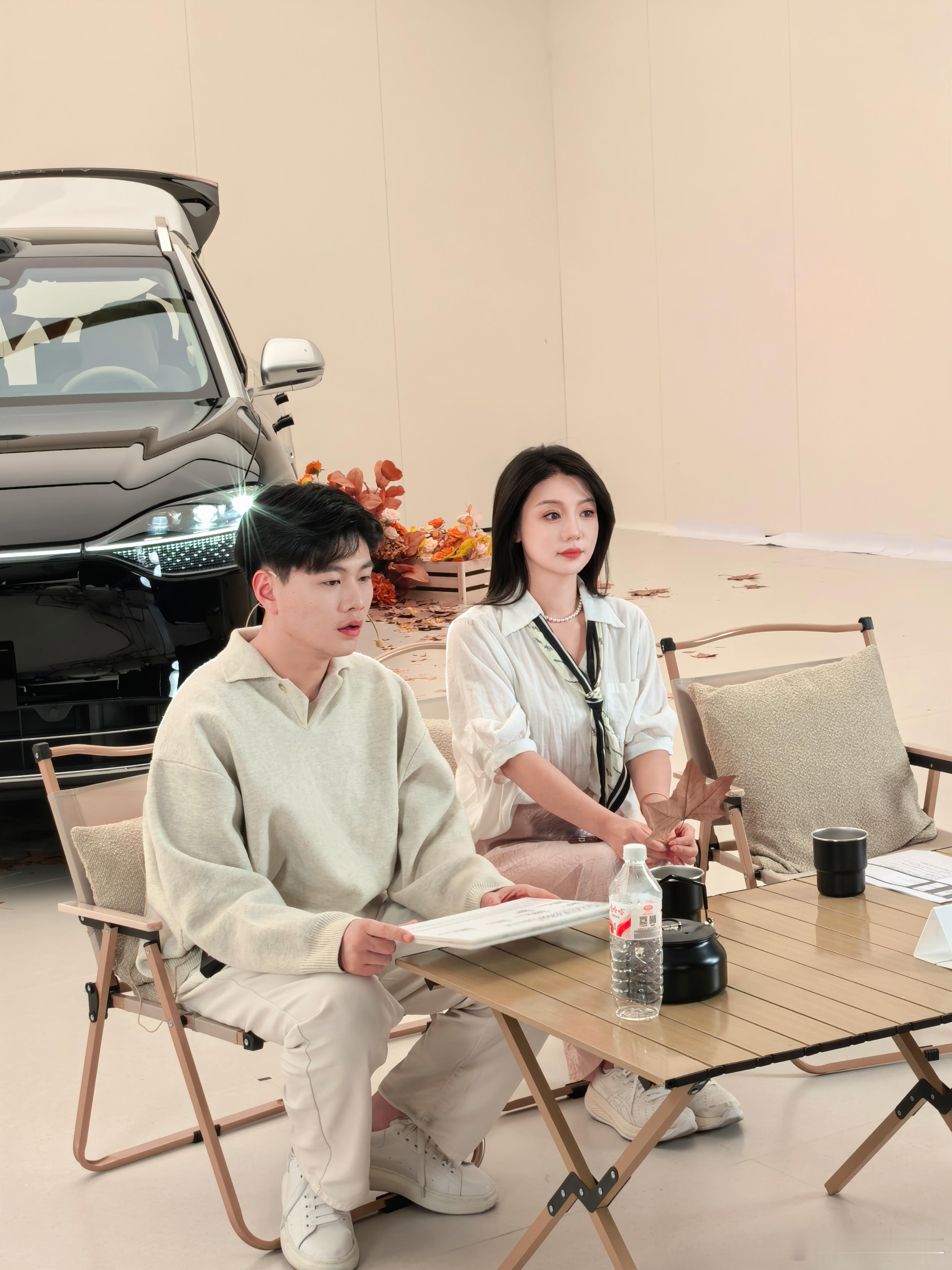 今天是媒体车主身份上线，等下直播要聊享界S9T和问界M9这俩车，刚才彩排跟小伙伴