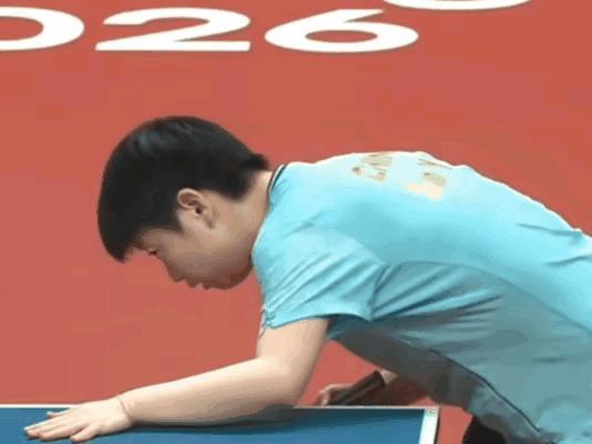 莎莎这小表情看一回乐一回，怎么那么可爱呢？对面打过来的球，她挥拍没挥到，然后她