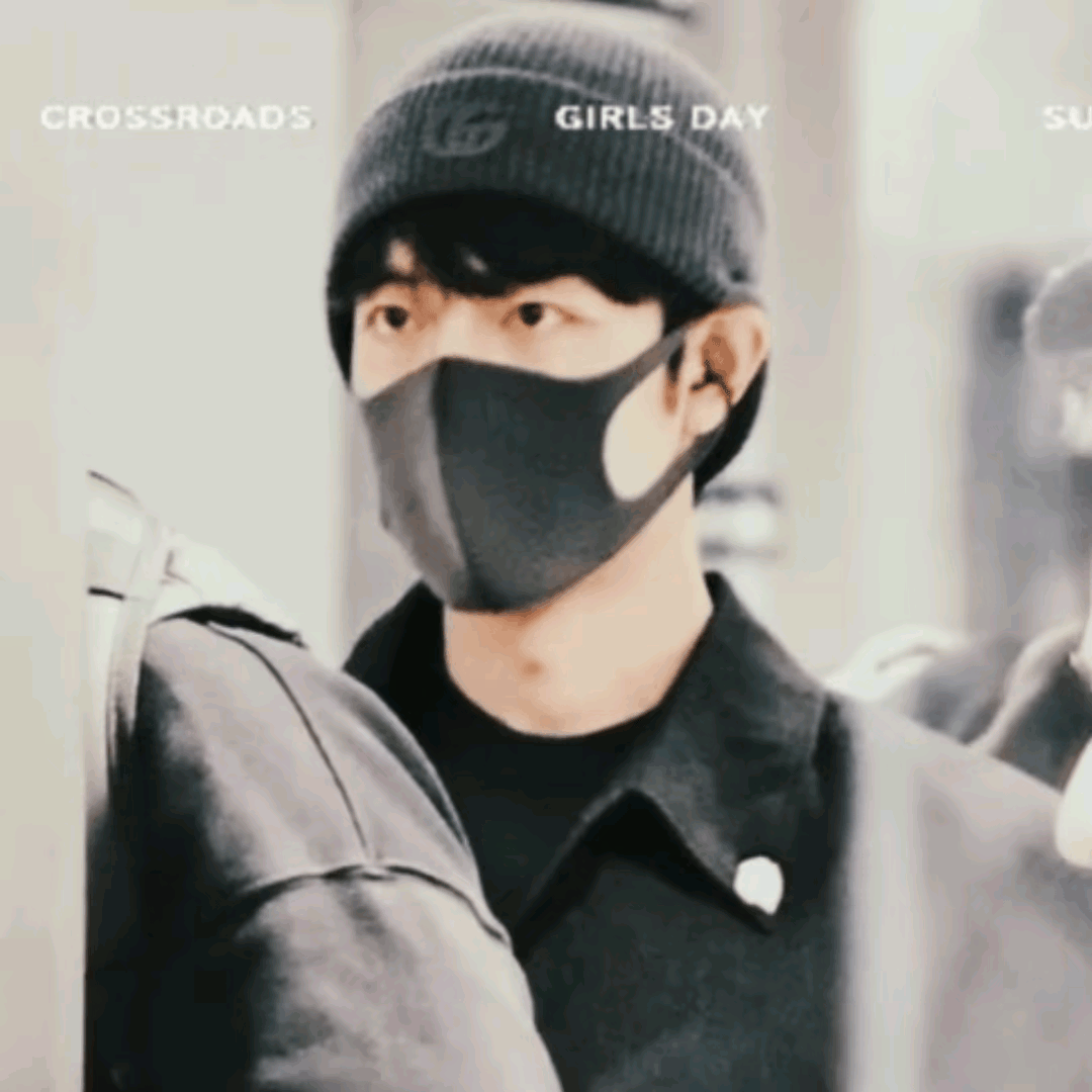 肖战刚走下台，就下意识扒拉了一下帽子——刚才鞠躬时耳尖露了点出来，现在赶紧把它藏