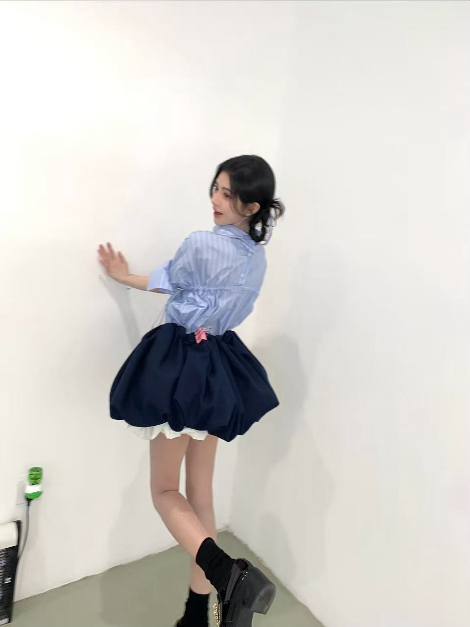 鞠婧祎穿裙子要用夹子鞠婧祎裙子后面好大一个夹子鞠婧祎裙子后面有个夹子谁懂啊，我