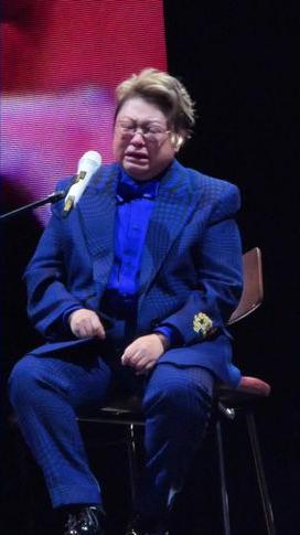 韩红，一个母亲刚刚去世13天的慈善家在成都演唱会上哭得像个孩子都说亲人的离