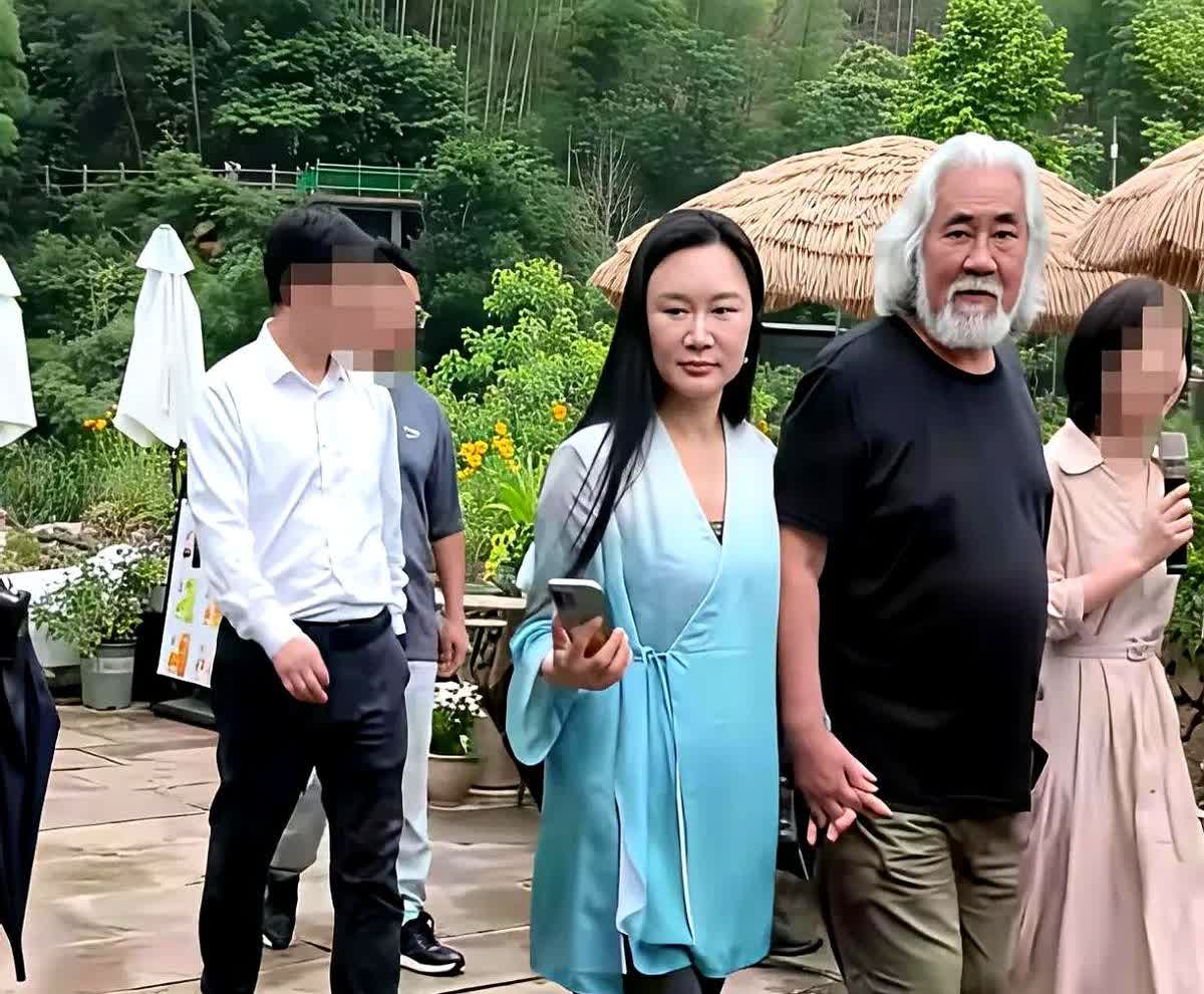 张纪中老婆杜星霖这几年真的是老了好多…不懂是生孩子太多太密集的缘故，还是跟年纪大