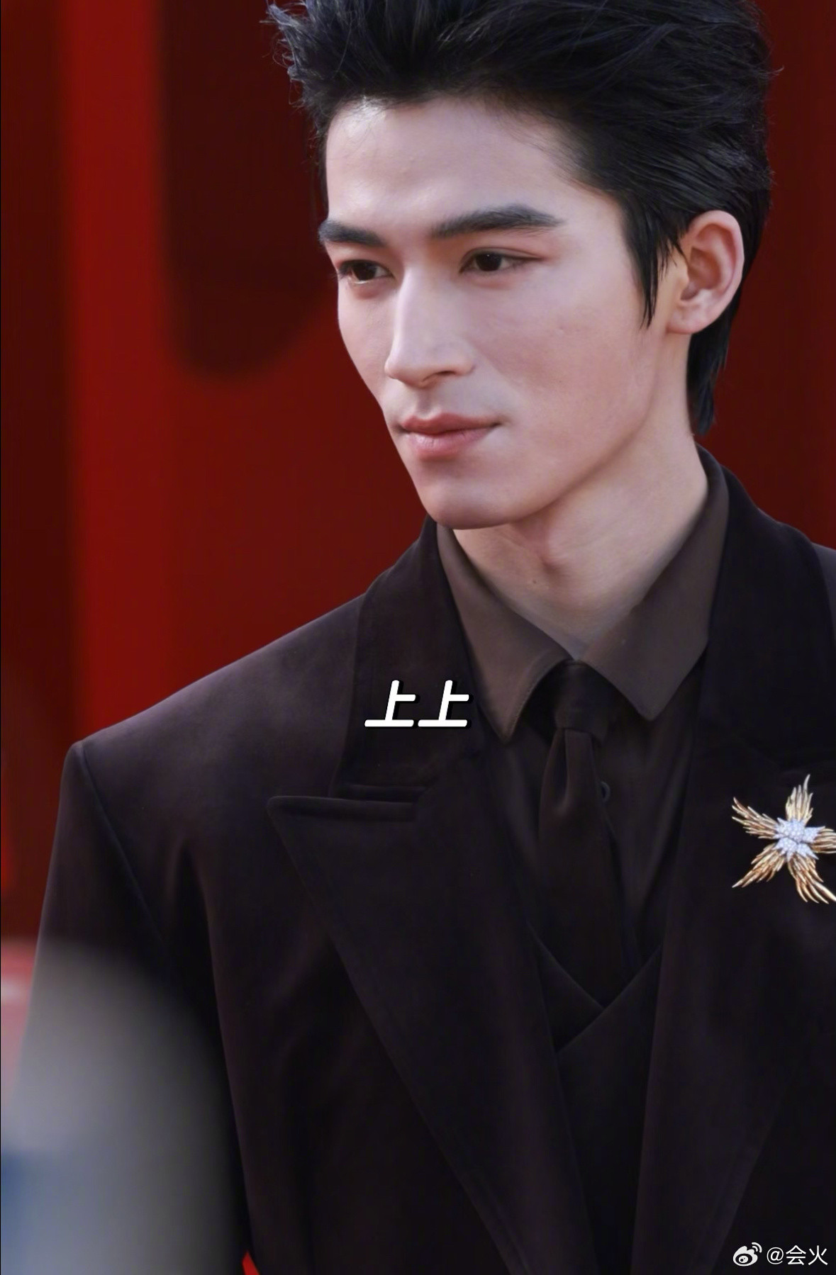 我将无数次拥护王星越的大背头造型王星越杭州线下活动路透王星越大背头棕色西装