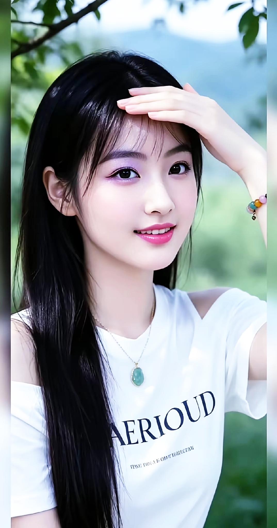 清新自然，少女感满满，绿宝石项链点缀，夏日气息十足！