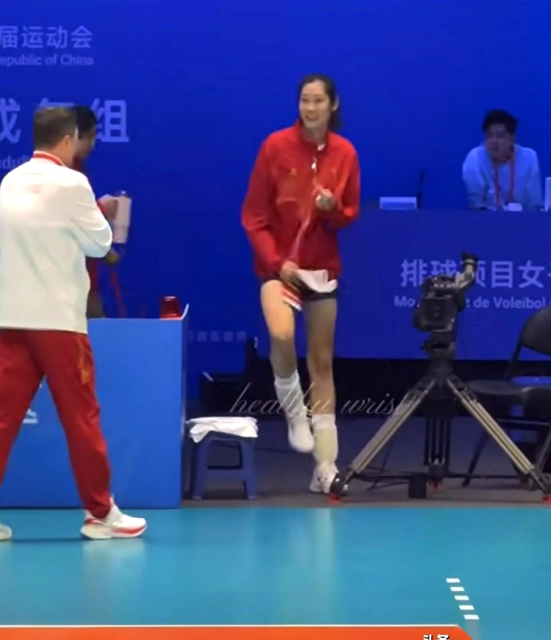 朱婷竟然敢拿着纸巾去“抽”教练的脸！而且你猜怎么着？教练匡琦，挨了这一下，乐得