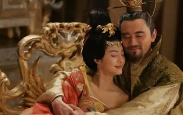 天宝六年，安禄山一边喊着“三姨娘”一边攀上了杨玉瑶的床榻，杨玉瑶在安禄山的纠缠下