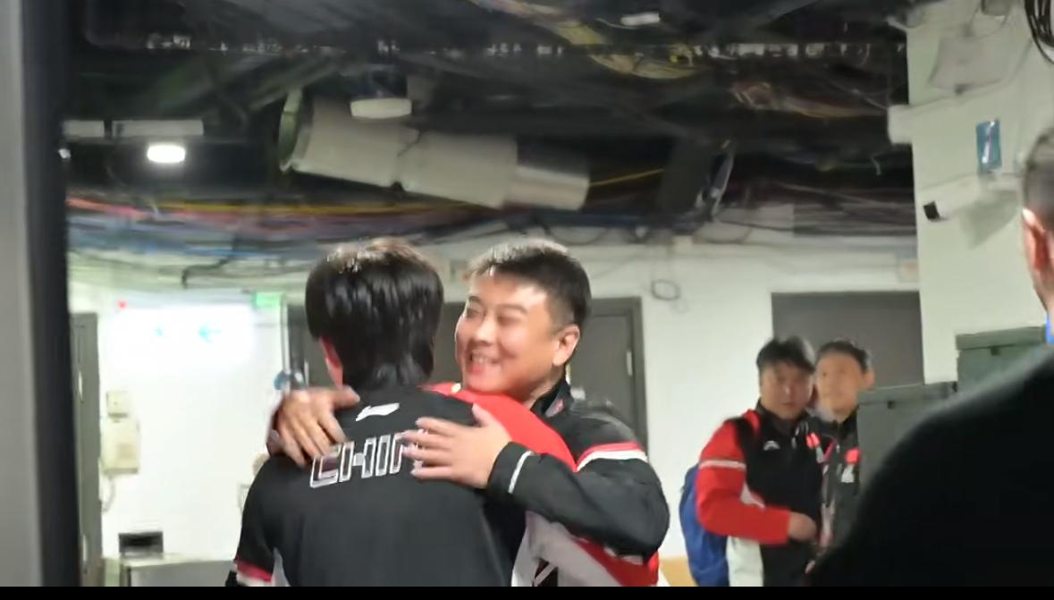 王楚钦4:3松岛辉空—赛后王皓指导在后台与王楚钦亲切拥抱！12月10，wtt