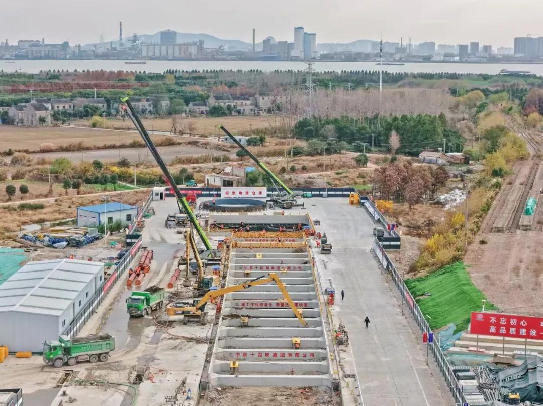 江苏：盐泰锡常宜铁路长江隧道最新建设进展日前，盐泰锡常宜铁路项目长江隧道盾构
