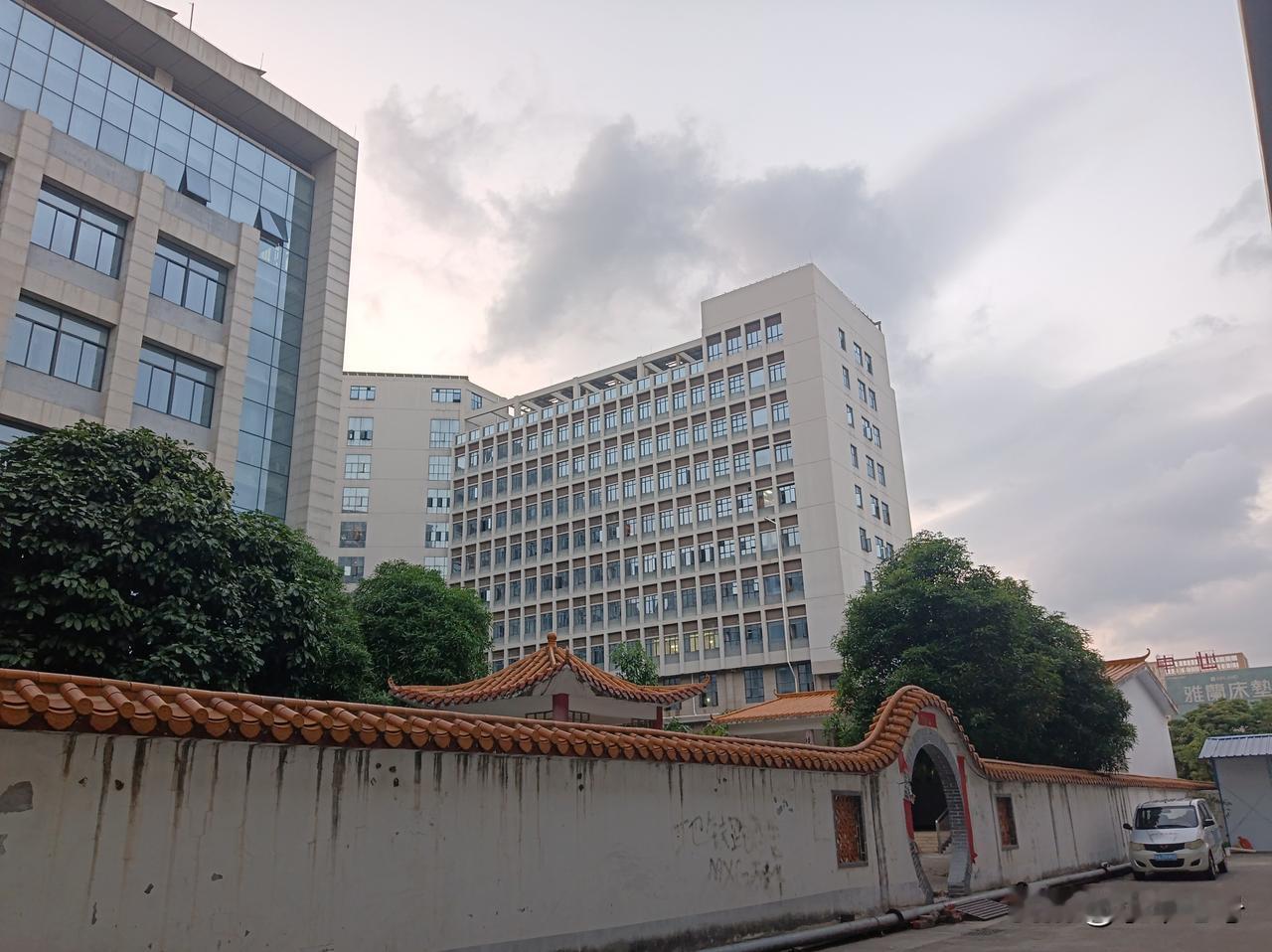最近广西多地进行了调整，桂C1来到了桂E1，曾经的桂K1也接过了三农接力棒，目前
