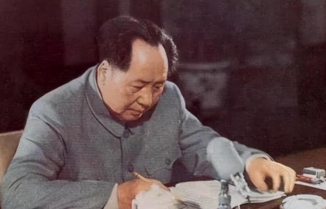 1951年，陈锡联请毛主席给炮校题词，主席忽然问，炮是火字旁还是石字旁？没人敢答